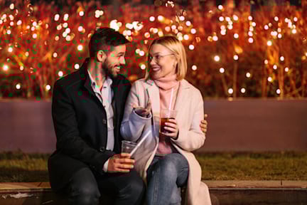 Samimiyetin yavaş yavaş kurulması ve güçlü bir bağ oluşturulması için güven inşa etme, açık iletişim ve empatiyle ilgili adımlar.