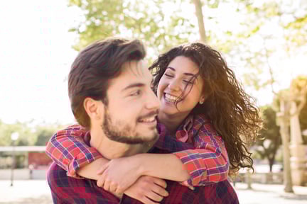 Sevgi yetmez. Sağlıklı bir ilişki için gereken sınırlar, iletişim kalitesi, güvende hissetme ve duygusal denge üzerine sade ve net ipuçları.