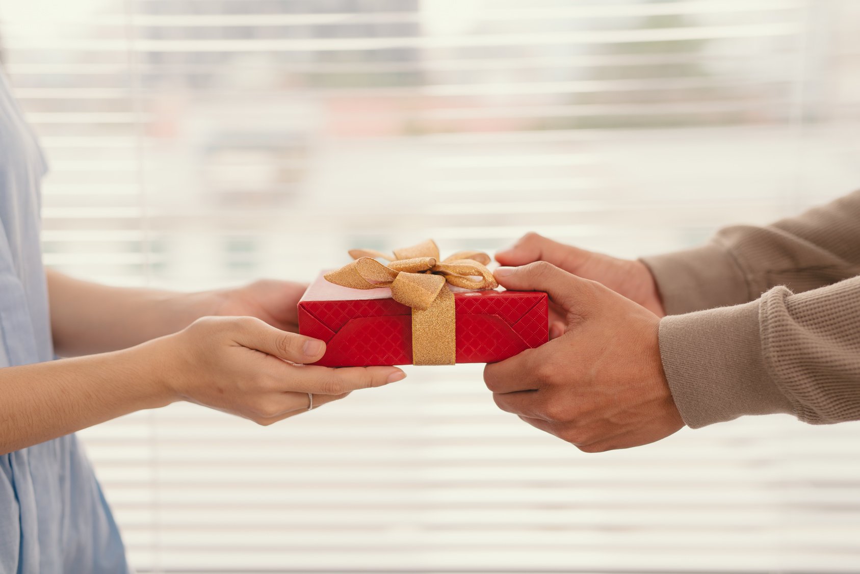 Give sb. Give presents. Giving Gifts to men. The present to the man. Giving a present ppt.